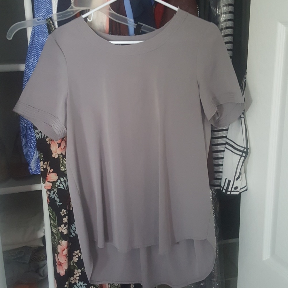 Ro&De grey top w/ pleating details on back!